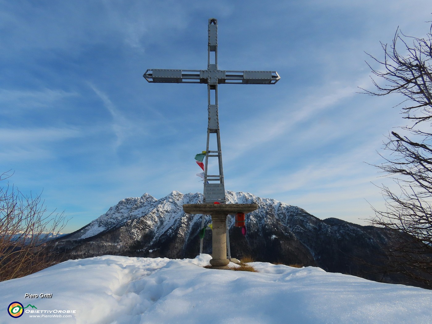 29 Sorpresa ...neve alla croce del Monte Castello (1425 m).JPG